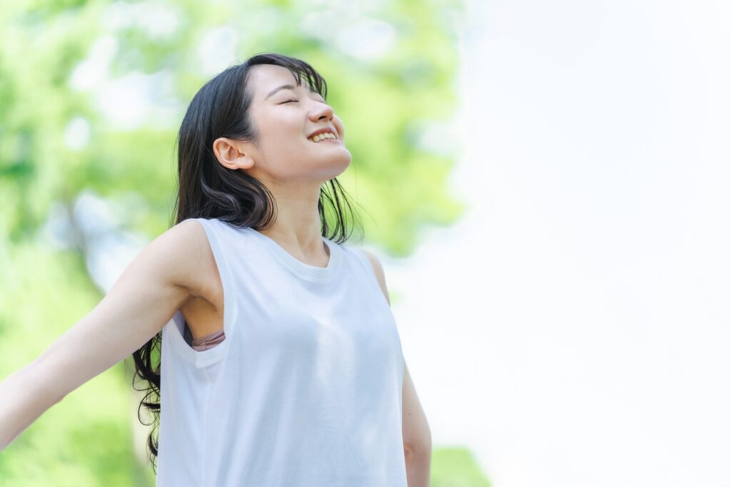 深呼吸する女性