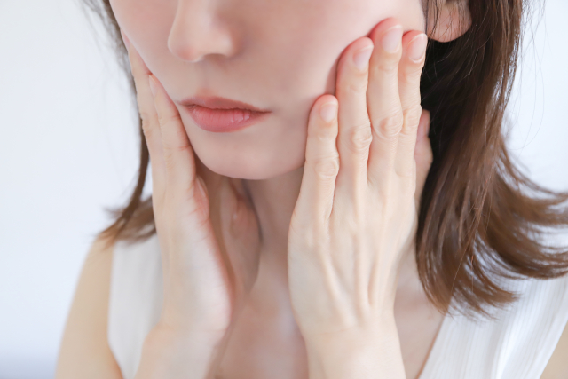 たるみを気にする女性